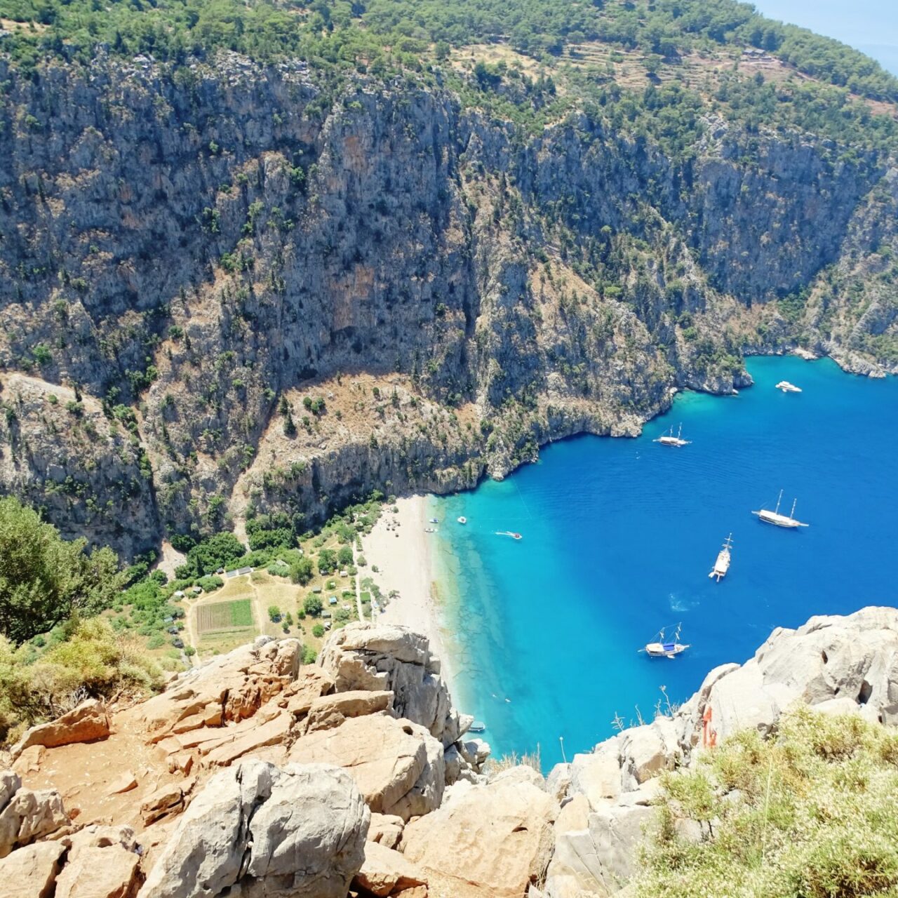 Butterfly Valley in der Türkei - die malerische Bucht überzeugt mit einem schönen Strand