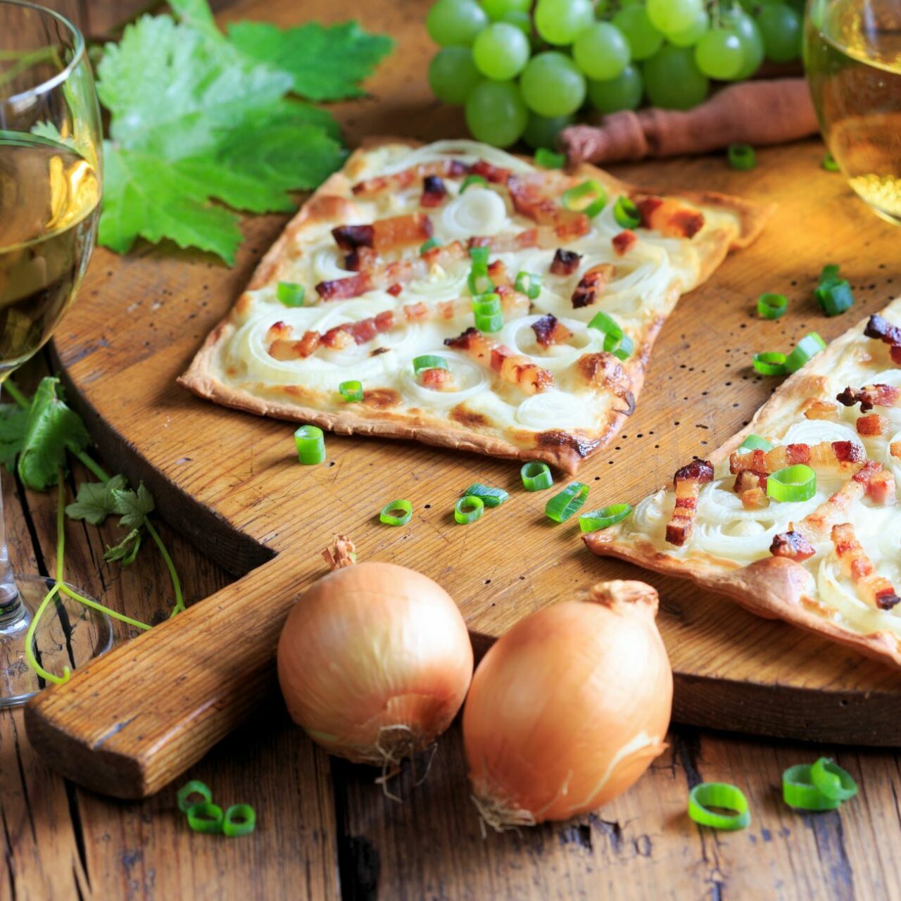 Flammkuchen und Wein